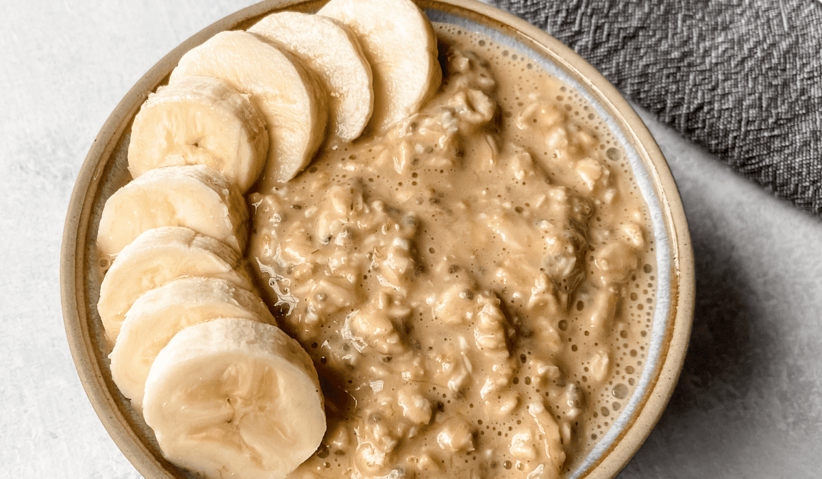 overhead picture of overnight oats with pb2