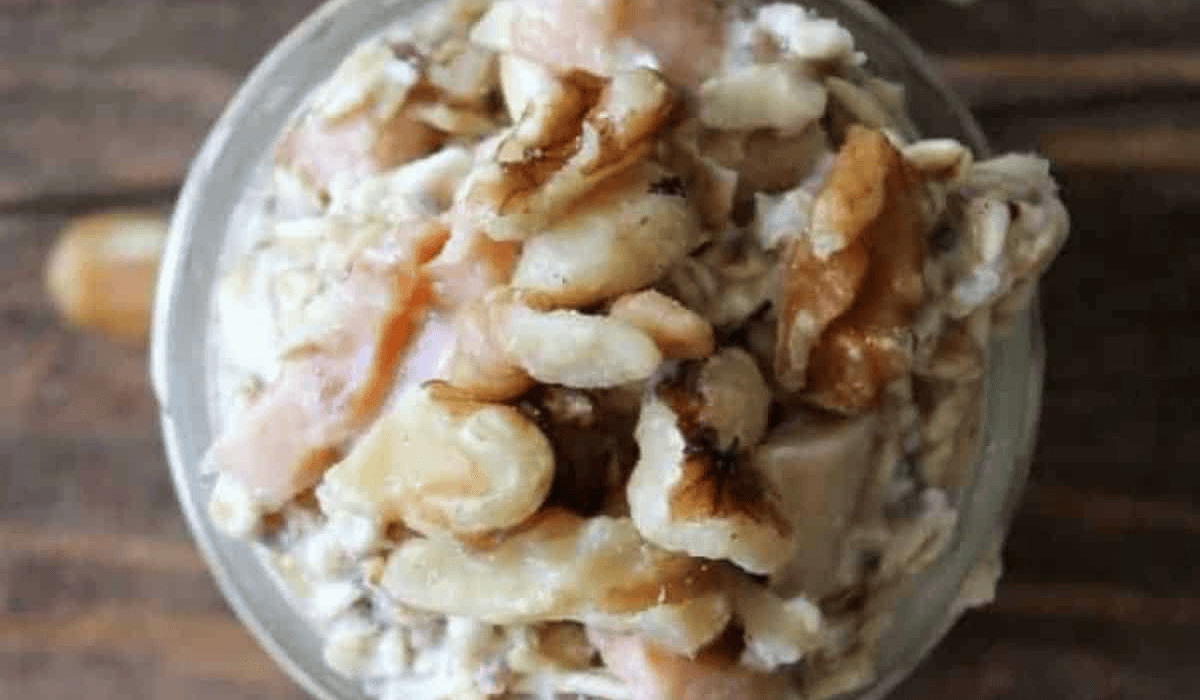 overhead picture of apple cinnamon overnight oats.