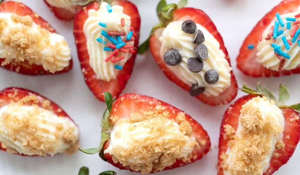Keto Cheesecake Stuffed Strawberries