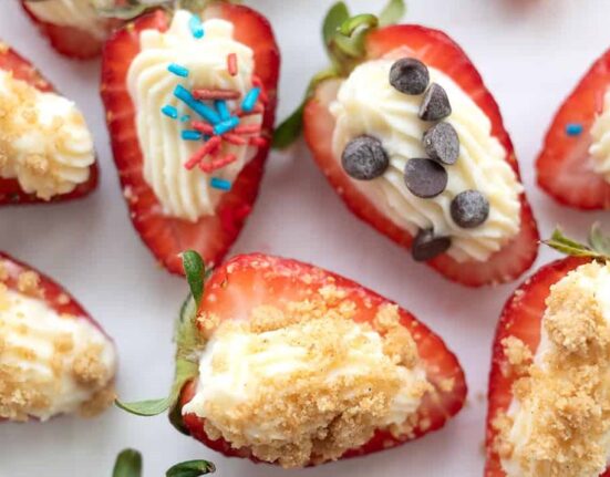 Keto Cheesecake Stuffed Strawberries