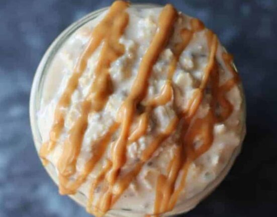 overhead picture of peanut butter overnight oats