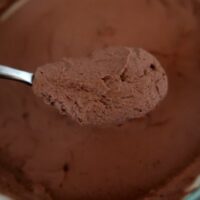 20 Easy No Bake Chocolate Dessert Recipes - discover the best easy chocolate desserts including chocolate mousse, pudding, cheesecake, truffles, fudge and healthy high protein desserts