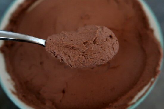 20 Easy No Bake Chocolate Dessert Recipes - discover the best easy chocolate desserts including chocolate mousse, pudding, cheesecake, truffles, fudge and healthy high protein desserts